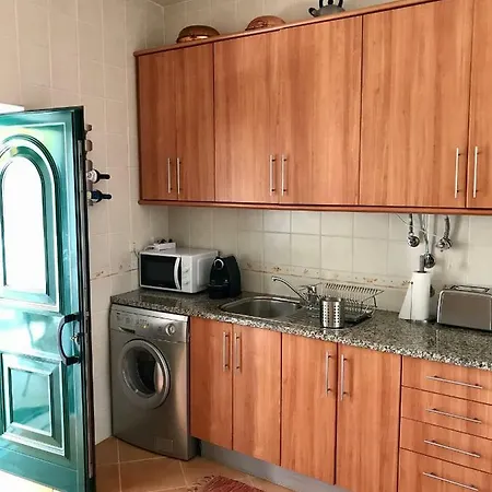 House - Large Patios, Free Wifi, Parking *