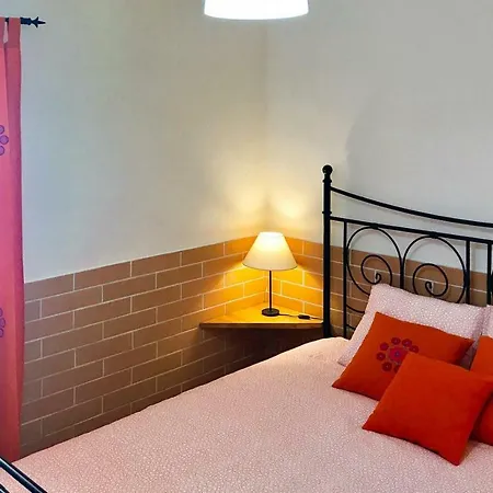 House - Large Patios, Free Wifi, Parking