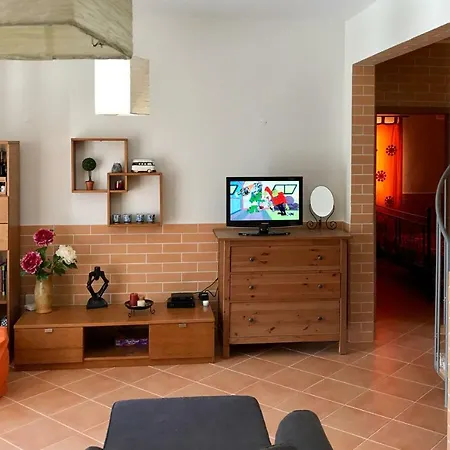 House - Large Patios, Free Wifi, Parking