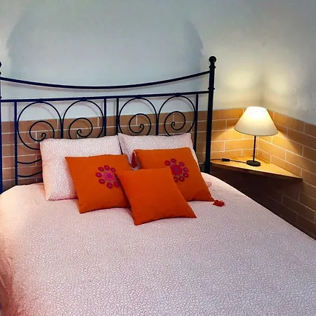 House - Large Patios, Free Wifi, Parking Holiday home